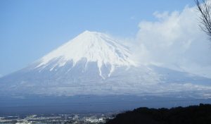 遠くから眺める富士山