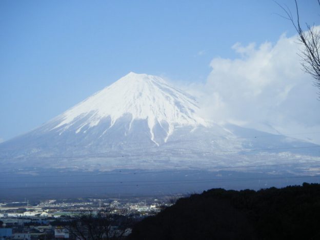 遠くから眺める富士山